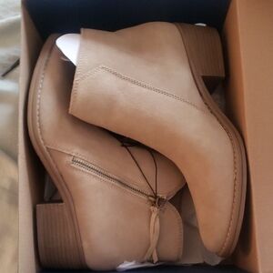 **** JANUARY CLOSET CLEAROUT!  NIB  White Mountain Leather Ankle Boot  WAS $20